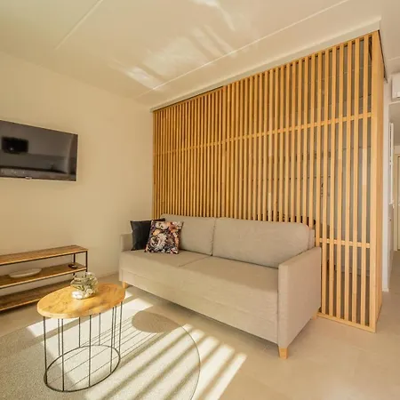 Marina By Hiekka 칼라조키